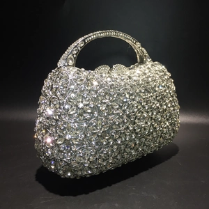 Detail der silbernen Luxus-Abendtasche mit floralem Strassmuster und juwelenbesetztem Griff