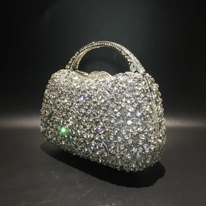 Detailansicht der silbernen Strass-Abendtasche mit kunstvollen Kristall-Blumenmustern