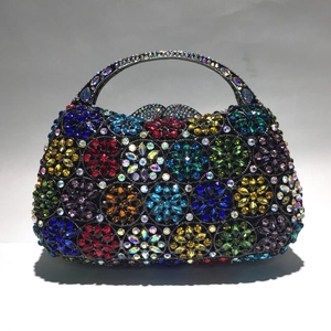 Makro-Detail der luxuriösen Abendtasche mit bunten Kristallblumen und Metallverschluss