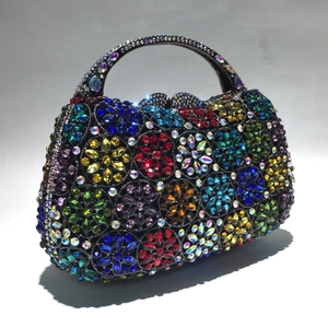 Makroaufnahme bunter Straßsteine im Blumenmuster und hohlem Metall auf der Abendtasche