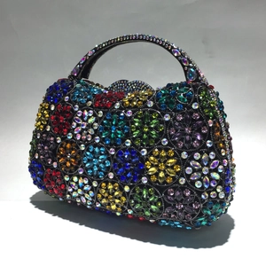 Detailansicht der luxuriösen Abendtasche mit bunten Blumenmustern aus Strasssteinen