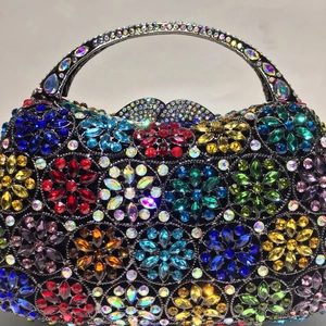 Detailansicht bunter Kristallblumenmuster auf einer luxuriösen Abend-Clutch-Tasche