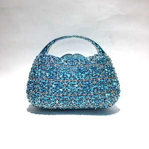Detailansicht des floralen Strassmusters auf blauer Metallic-Abendhandtasche