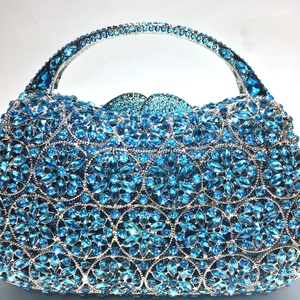 Detailansicht der blauen Kristall-Abendtasche mit aufwendigem floralem Strassmuster