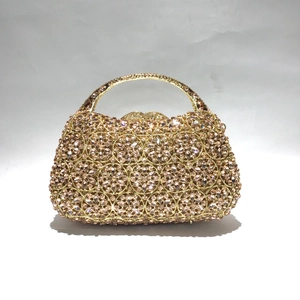 Exquisite goldene Abendtasche mit Strass-Blumenmuster und gebogenem Metallgriff