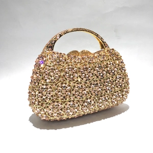 Detailansicht der goldenen Abendtasche mit floralem Strassmuster und Metallring-Griff
