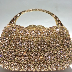 Detailansicht der champagner-goldenen Abendtasche mit dichten floralen Strasssteinen