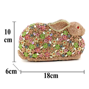 Dettaglio della borsa da sera a forma di coniglio con strass da 18x10x6cm