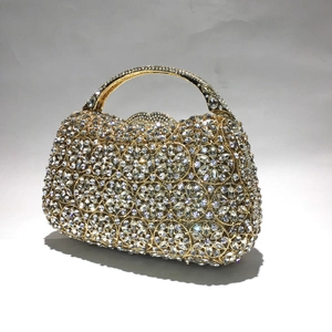 Detaillierte Makroansicht der luxuriösen Abendtasche mit weißen Strass-Blumenmustern