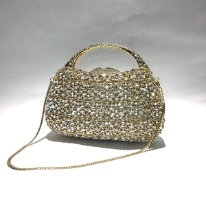 Detail der Luxus-Abendtasche mit goldenem Blumenrahmen aus Metall und Kristallbesatz