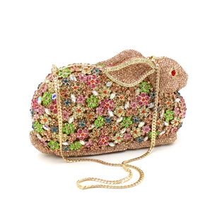 Dettaglio della borsa da sera a coniglio con strass floreali e catena d'oro