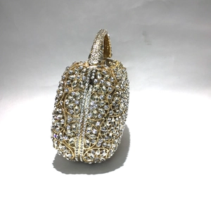 Exklusive Nahaufnahme der goldenen Abendtasche mit handgefertigter Kristallblumenstruktur
