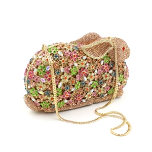 Dettaglio della borsa da sera fatta a mano a forma di coniglio con strass multicolore