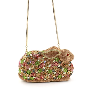 Dettaglio borsa da sera a forma di coniglio con strass multicolore e catena dorata