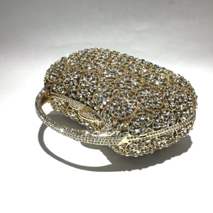 Makro-Detail der goldenen Luxus-Clutch mit aufwendigen floralen Strassstein-Mustern
