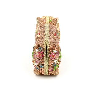 Dettaglio ravvicinato della borsa da sera a scoiattolo con strass di cristallo colorati