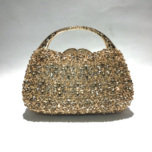 Detailansicht luxuriöser florale Muster mit Strasssteinen auf dieser Abendhandtasche