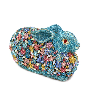 Dettaglio borsa da sera a forma di coniglio con cristalli colorati e strass blu