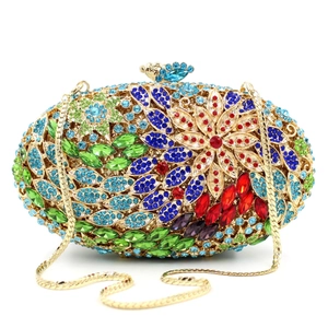 Motif floral en strass sur une pochette de soirée de luxe avec chaîne en métal doré