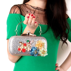 Pochette de soirée argentée pailletée avec fleurs 3D en résine et détails d'oiseau strass