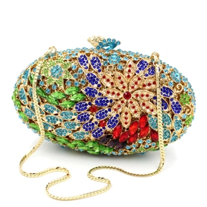 Vue détaillée de la pochette de luxe avec strass floraux colorés et chaîne dorée