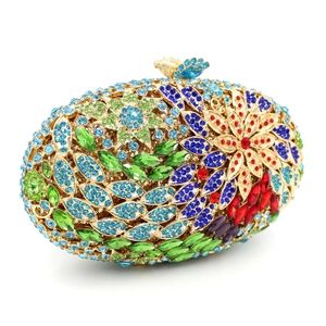 Détails de la pochette de luxe en métal ajouré avec motifs floraux en strass colorés
