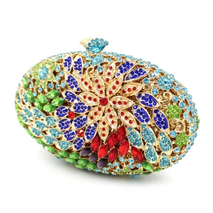 Détail de strass colorés et métal doré ajouré sur une pochette de soirée luxueuse