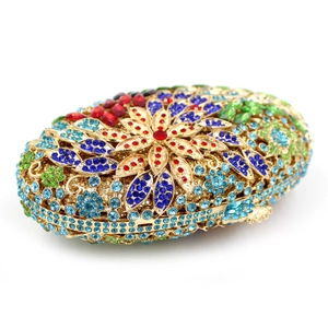 Détail de la pochette ovale avec motifs floraux en strass multicolores et base dorée