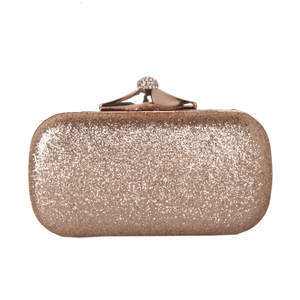 Détail d'une pochette de soirée rose doré avec paillettes et fermoir en strass