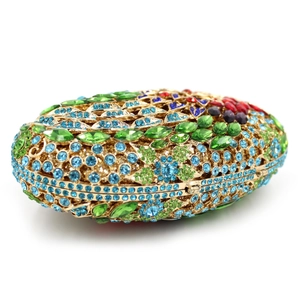 Vue détaillée des cristaux colorés et du métal doré de cette pochette de soirée chic