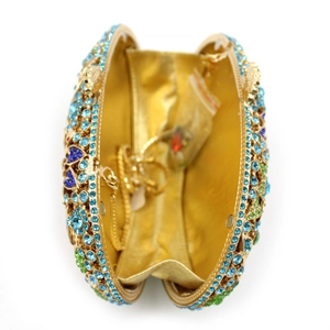 Vue intérieure de la pochette de soirée ovale avec doublure dorée, chaîne et strass de rechange