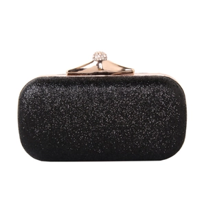 Détail de la pochette de soirée à paillettes noires avec fermoir en diamant or rose