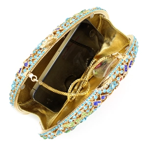 Détail de la pochette de soirée en cristal montrant la doublure dorée et la chaîne