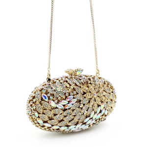 Détail de la pochette de soirée dorée avec strass évidés et fermoir papillon élégant