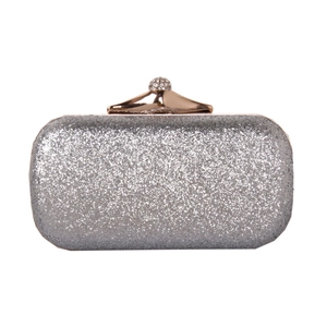 Détail de pochette de soirée à paillettes argentées avec fermoir à boule de cristal