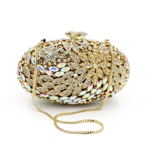 Détail de la pochette de soirée dorée avec motifs floraux en strass et fermoir papillon
