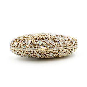 Détail du sac de soirée en métal ajouré avec strass AB colorés et motifs floraux