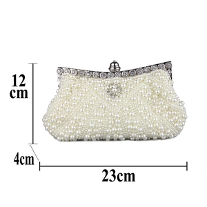 Weiße Perlen-Abendtasche mit Kristallrahmen und Kugelverschluss, Größe 23x12x4cm