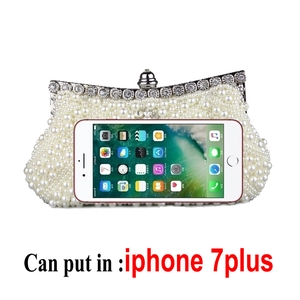 Detaillierter Größenvergleich der weißen Perlen-Abendtasche mit einem iPhone 7 Plus