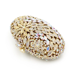 Pochette de soirée luxueuse en métal ajouré avec base dorée et strass colorés