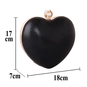 Dettaglio borsa da sera a cuore con chiusura in perle e dimensioni 18x17x7cm