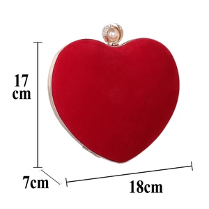 Détails de la pochette de soirée cœur en velours rouge avec dimensions 18x17x7 cm et perles