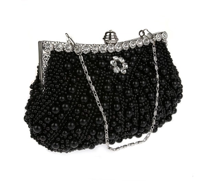 Detail der schwarzen Perlen-Clutch mit Kristall-Blumenverschluss und Silberkette