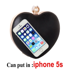 Dettaglio della pochette da sera a cuore che mostra la capienza per lo smartphone