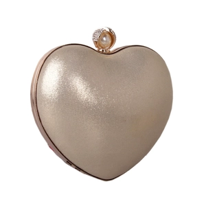 Dettaglio borsa da sera a cuore con chiusura a perla e accenti di diamanti incastonati