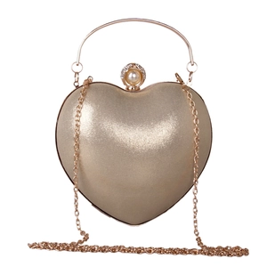 Dettaglio della borsa da sera a cuore con glitter champagne e chiusura a perla e strass