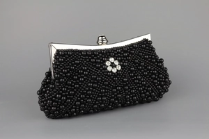 Detail der schwarzen Perlen-Clutch mit Strassblume und silbernem Metallrahmen