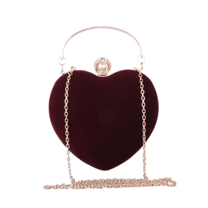 Détail du sac de soirée coeur en velours bordeaux avec fermoir perle et poignée dorée
