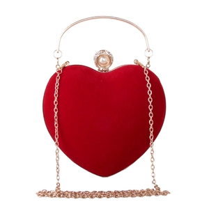 Détail du sac de soirée cœur en velours rouge avec fermoir perle strass et poignée dorée