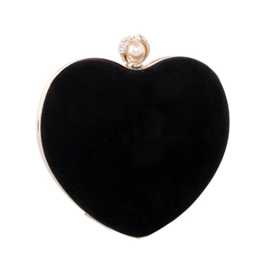 Détail de la pochette coeur en velours noir avec cadre or rose, perle et strass